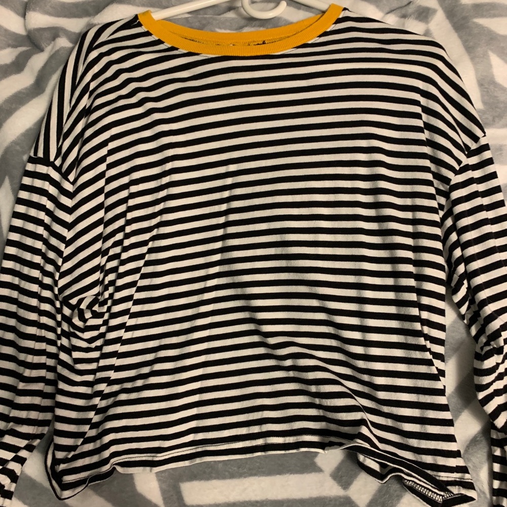 CUTE LONG-SLEEVED CROP TOP